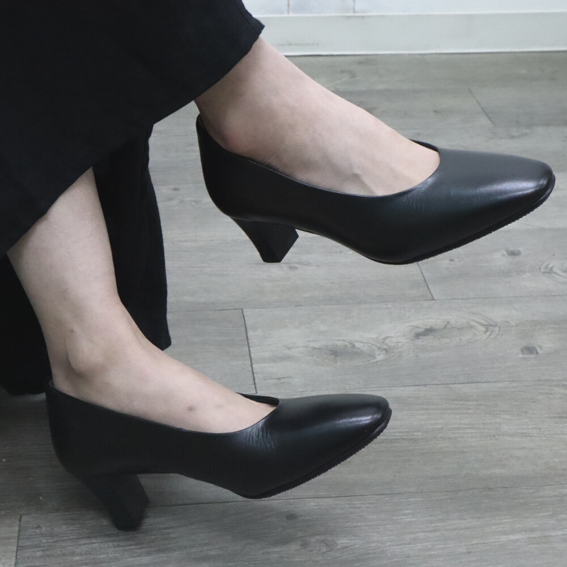 【4E幅広】 本革美脚パンプス