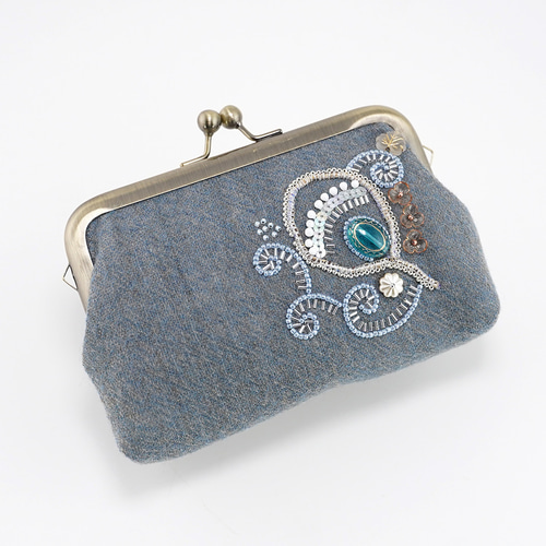 ブルーローズのスコアのがま口ポーチ　手刺繍　ハンドメイド ブルーローズと青いことりさんのがま口ポーチ 手刺繍 ウール刺繍