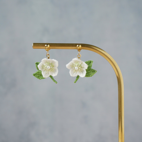 3色から選べる＊ゆらゆら揺れるクリスマスローズのピアス／イヤリング