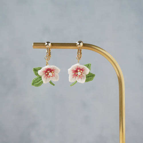3色から選べる＊ゆらゆら揺れるクリスマスローズのピアス／イヤリング