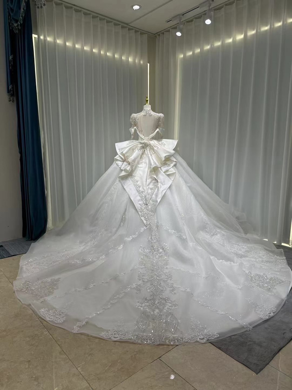 上質なドレス！ホルターネック　肩あり　きらきら　二の腕を隠せる　オーダーメイド可　ウェディングドレス　オフホワイト披露宴 