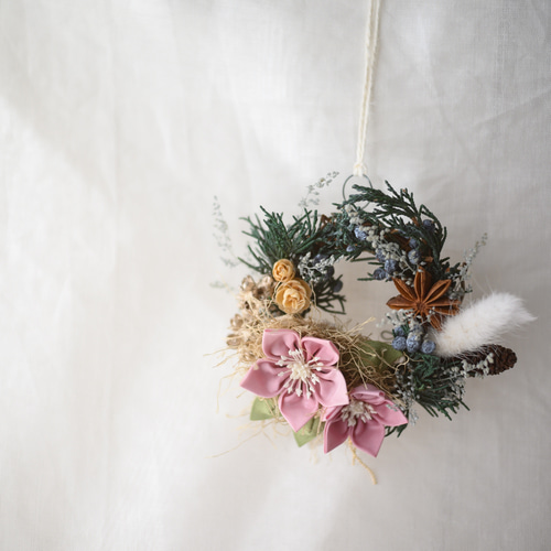 つまみ細工・クリスマスローズのアレンジリース（2WAYコサージュ