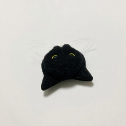 羊毛フェルト 猫ブローチ 黒白猫 4枚目の画像