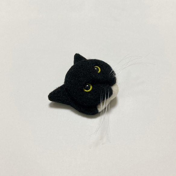 羊毛フェルト 猫ブローチ 黒白猫 3枚目の画像