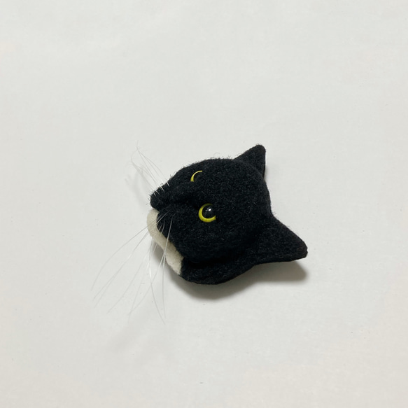 羊毛フェルト 猫ブローチ 黒白猫 2枚目の画像