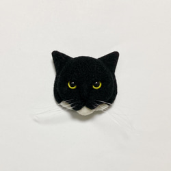 羊毛フェルト 猫ブローチ 黒白猫 1枚目の画像