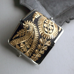 インドブレードがま口カードケース　スパンコール刺繍　花柄　ペイズリー　ゴールド　名刺ケース　ファイル付き 2枚目の画像