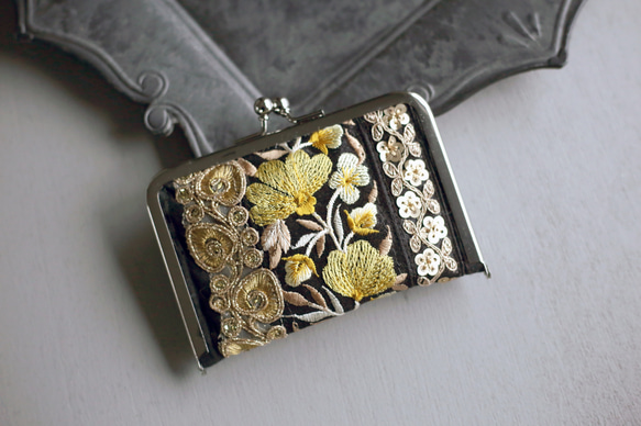 インドブレードがま口カードケース　スパンコール刺繍　花柄　イエロー　ラメ　ゴールド　名刺ケース　ファイル付き 1枚目の画像