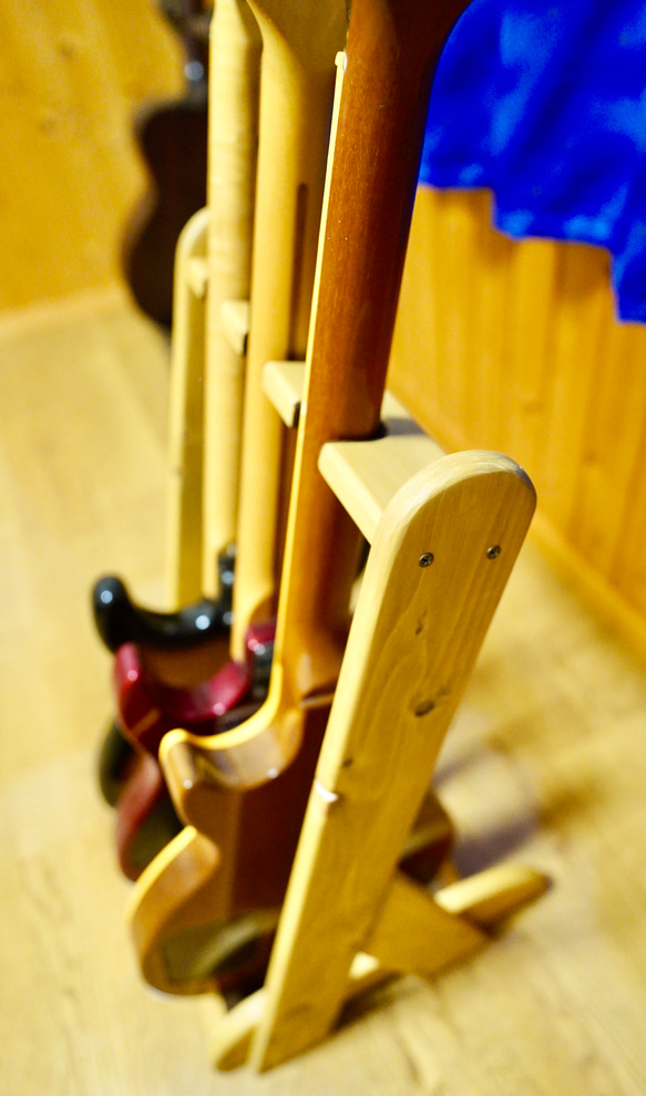 【24時間以内に発送】手作り木工　木製ギタースタンド （オーク） ３本掛け 5枚目の画像