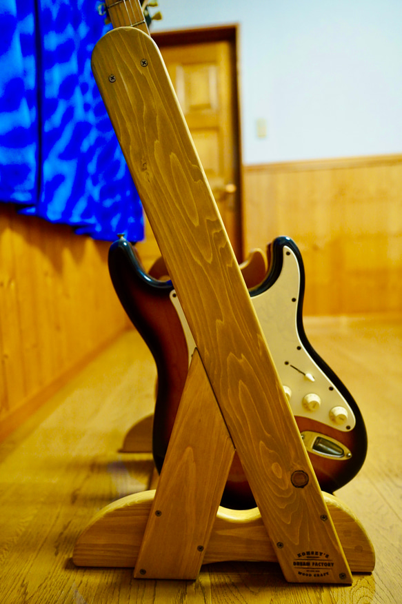 【24時間以内に発送】手作り木工　木製ギタースタンド （オーク） ３本掛け 4枚目の画像