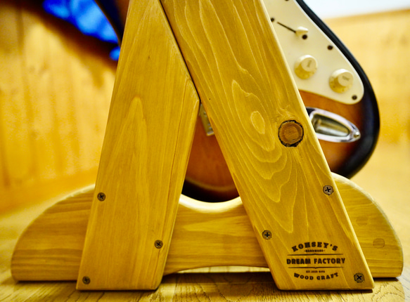 【24時間以内に発送】手作り木工　木製ギタースタンド （オーク） ３本掛け 6枚目の画像