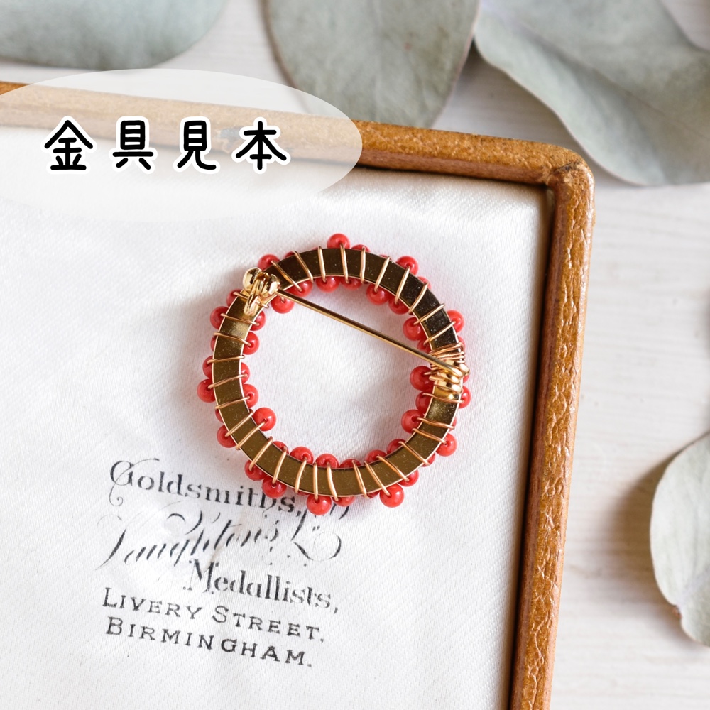 【ブローチ・Mサイズ】ガーネット 深い赤色　お花のリース　1月誕生石　天然石　還暦祝いにも
