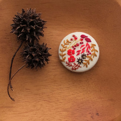 刺繍》赤く色づく草花のブーケ　　ヘアゴム/ブローチ 1枚目の画像