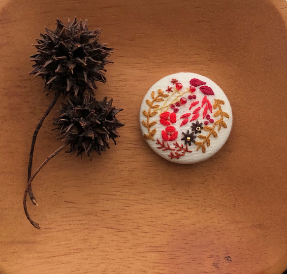 刺繍》赤く色づく草花のブーケ　　ヘアゴム/ブローチ 1枚目の画像