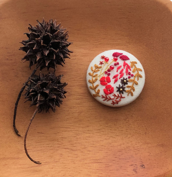 刺繍》赤く色づく草花のブーケ　　ヘアゴム/ブローチ 2枚目の画像
