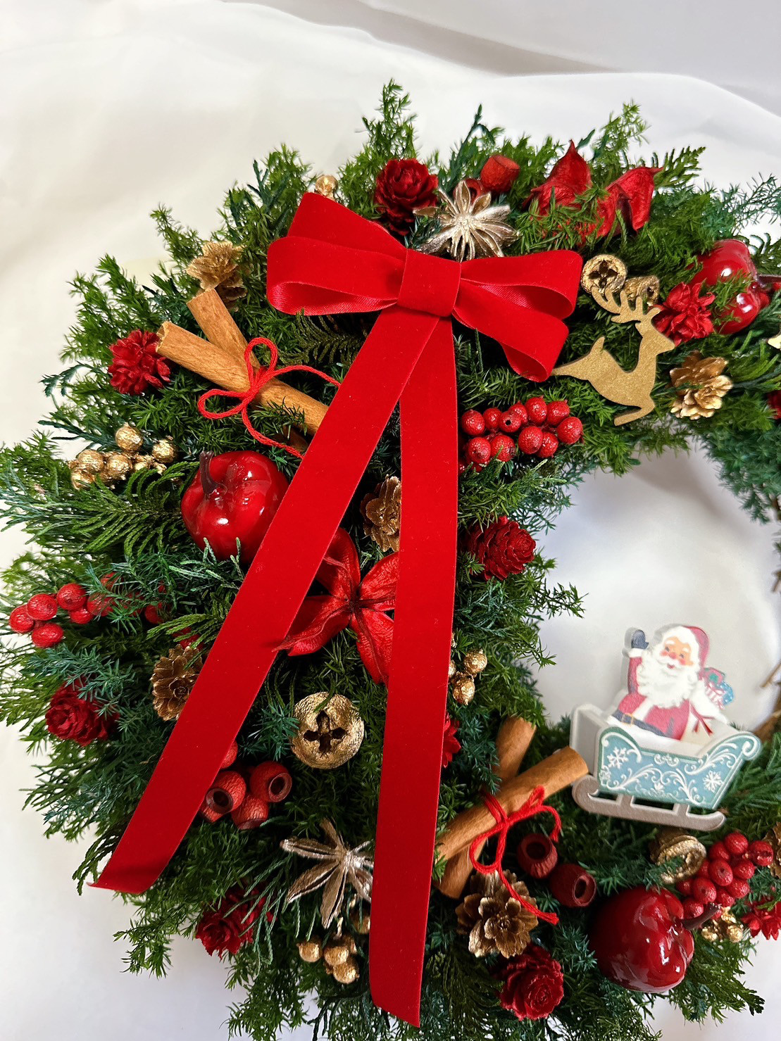 ハンドメイド クリスマスリース 三日月型 サンタクロースとリボン 宜しく