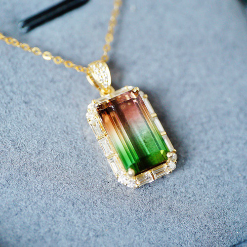 バイカラートルマリン・デザインペンダントヘッド　k18WG バイカラートルマリン 蝶型ペンダントトップ(K18)