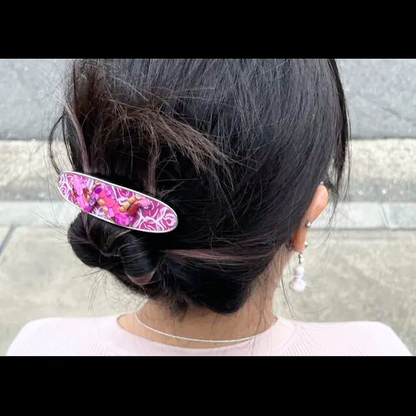 薔薇と蛇のバレッタ ポリマークレイで作った個性的でおしゃれなヘアアクセサリー 5枚目の画像