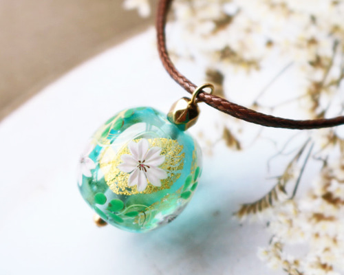 半額SALE☆とんぼ玉ガラスペンダント桜(水色） ネックレス