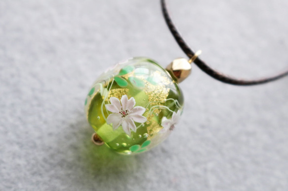 とんぼ玉ガラスペンダント桜(黄緑） 2枚目の画像