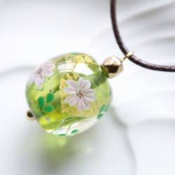 とんぼ玉ガラスペンダント桜(黄緑） 3枚目の画像