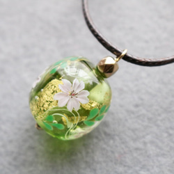 とんぼ玉ガラスペンダント桜(黄緑） 4枚目の画像