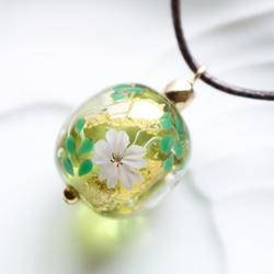 とんぼ玉ガラスペンダント桜(黄緑） 5枚目の画像