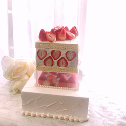 ディスプレイケーキ　いちごのケーキ　クレイケーキ　ウェディングディスプレイケーキ 1枚目の画像