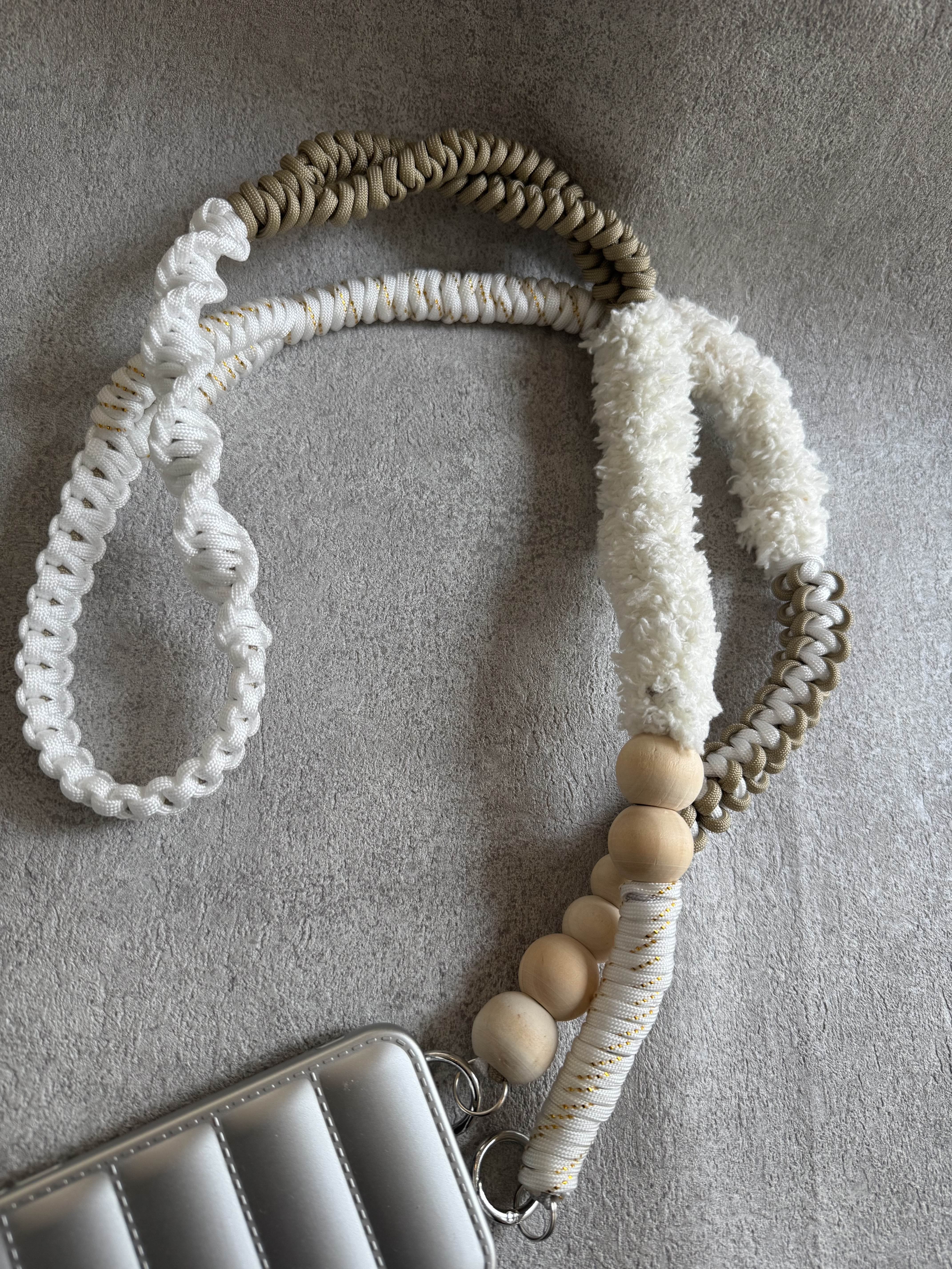 wood ballとパラコードのストラップ　winter beige