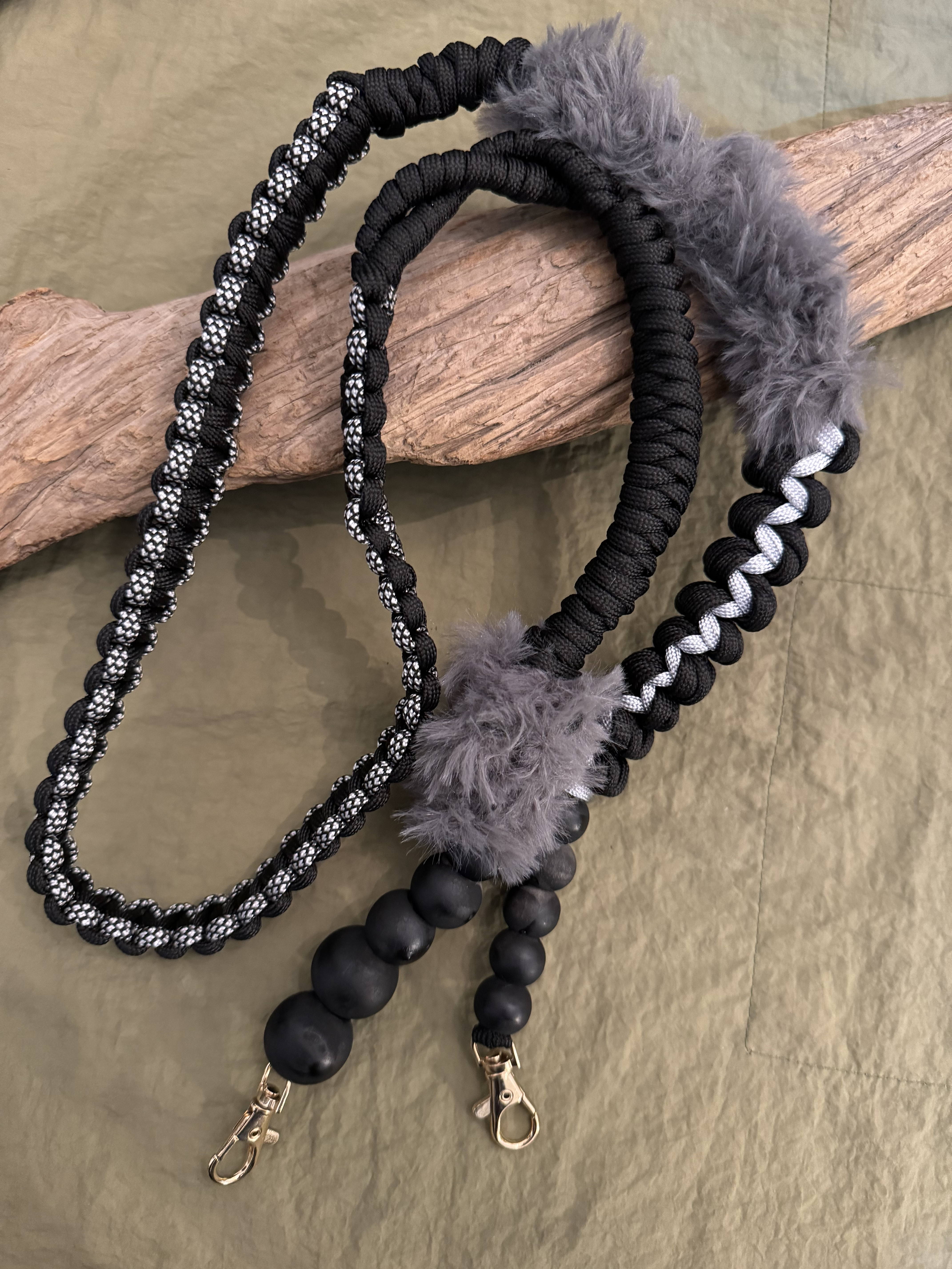 wood ballとパラコードのストラップ　winter black far