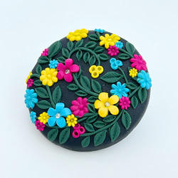 46mmくるみボタン 小花 大きめ ポリマークレイ 色鮮やか 飾りボタンに最適 黒 ピンク 水色 黄色 緑 8枚目の画像