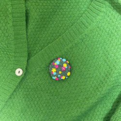 46mmくるみボタン 小花 大きめ ポリマークレイ 色鮮やか 飾りボタンに最適 黒 ピンク 水色 黄色 緑 7枚目の画像