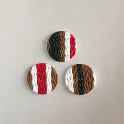 (3個)30mmボタン 粘土で作った洗濯できる大きいボタン 赤 茶色 黒 白 二つ穴 個性的 1枚目の画像
