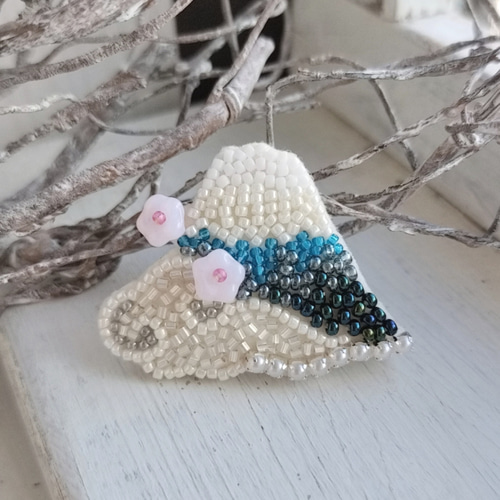 桜風 ビーズ刺繍ブローチ - CAVI'S GALLERY | minne 国内最大級