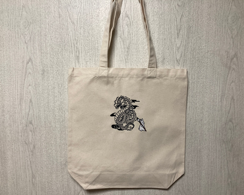 ウサギとクマの刺繍トートバッグ 龍を描くうさぎの刺繍入りトートバッグ トートバッグ さーちゃん
