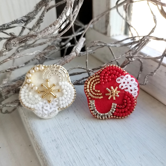 紅白梅*ビーズ刺繍ブローチ 2枚目の画像