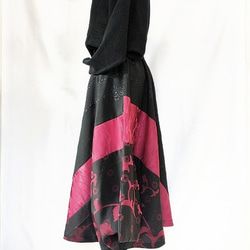 着物リメイク イレギュラーヘムスカート：唐草模様・黒×紫着物リメイク ／ 2312sk01 4枚目の画像