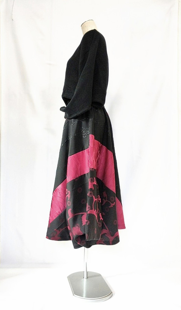 和服翻拍不規則下擺裙：阿拉伯式花紋/黑 x 紫色和服翻拍 / 2312sk01 第4張的照片