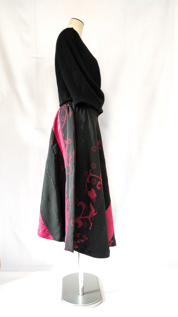 和服翻拍不規則下擺裙：阿拉伯式花紋/黑 x 紫色和服翻拍 / 2312sk01 第7張的照片