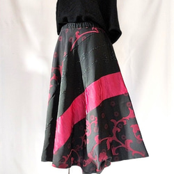 和服翻拍不規則下擺裙：阿拉伯式花紋/黑 x 紫色和服翻拍 / 2312sk01 第8張的照片