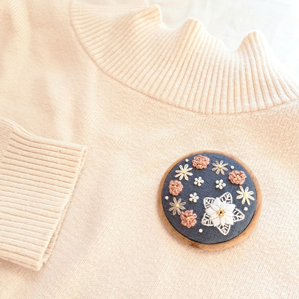 木枠刺繍ブローチ『ポインセチアリース』 2枚目の画像