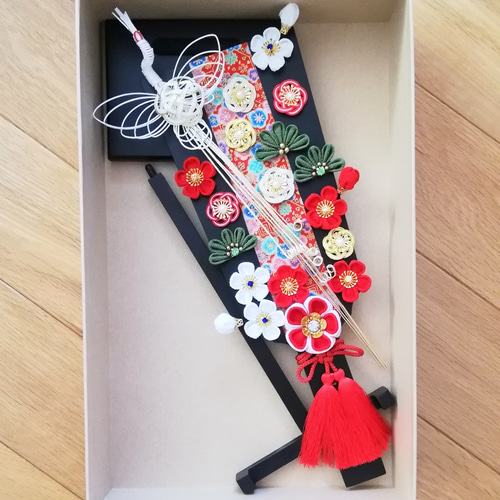 お正月羽子板飾り、つまみ細工飾り、ハンドメイド、壁飾り、置き飾り レビュープレゼント】つまみ細工羽子板飾り 8号 レッド剣小花1-R