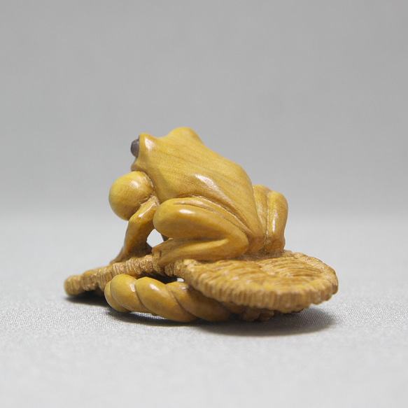 【根付・置物】草履に蛙 / ぞうりにかえる（御蔵島産 黄楊材 使用） 8枚目の画像