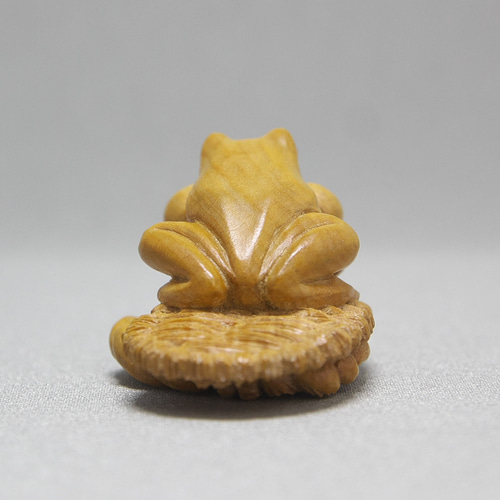 根付・置物】草履に蛙 / ぞうりにかえる(御蔵島産 黄楊材 使用 根付・置物】草履に蛙 / ぞうりにかえる(御蔵島産 黄楊材 使用
