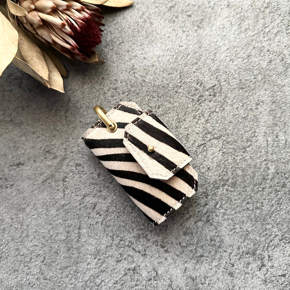 新品未使用　 KC,s ケイシイズ 牛毛皮 ハラコ スマホケース 牛毛皮ハラコキーケース(medium) 細ゼブラ柄 / 白×黒〖受注制作〗 キー