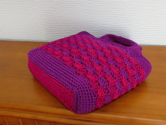 ちょっとお買い物！手編みミニトートバッグ 　赤紫　松編み　 4枚目の画像