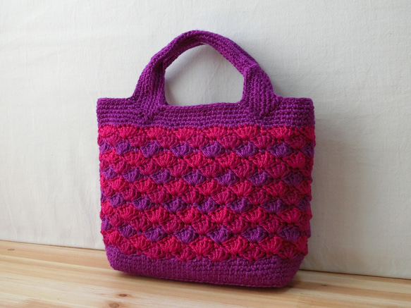 ちょっとお買い物！手編みミニトートバッグ 　赤紫　松編み　 1枚目の画像