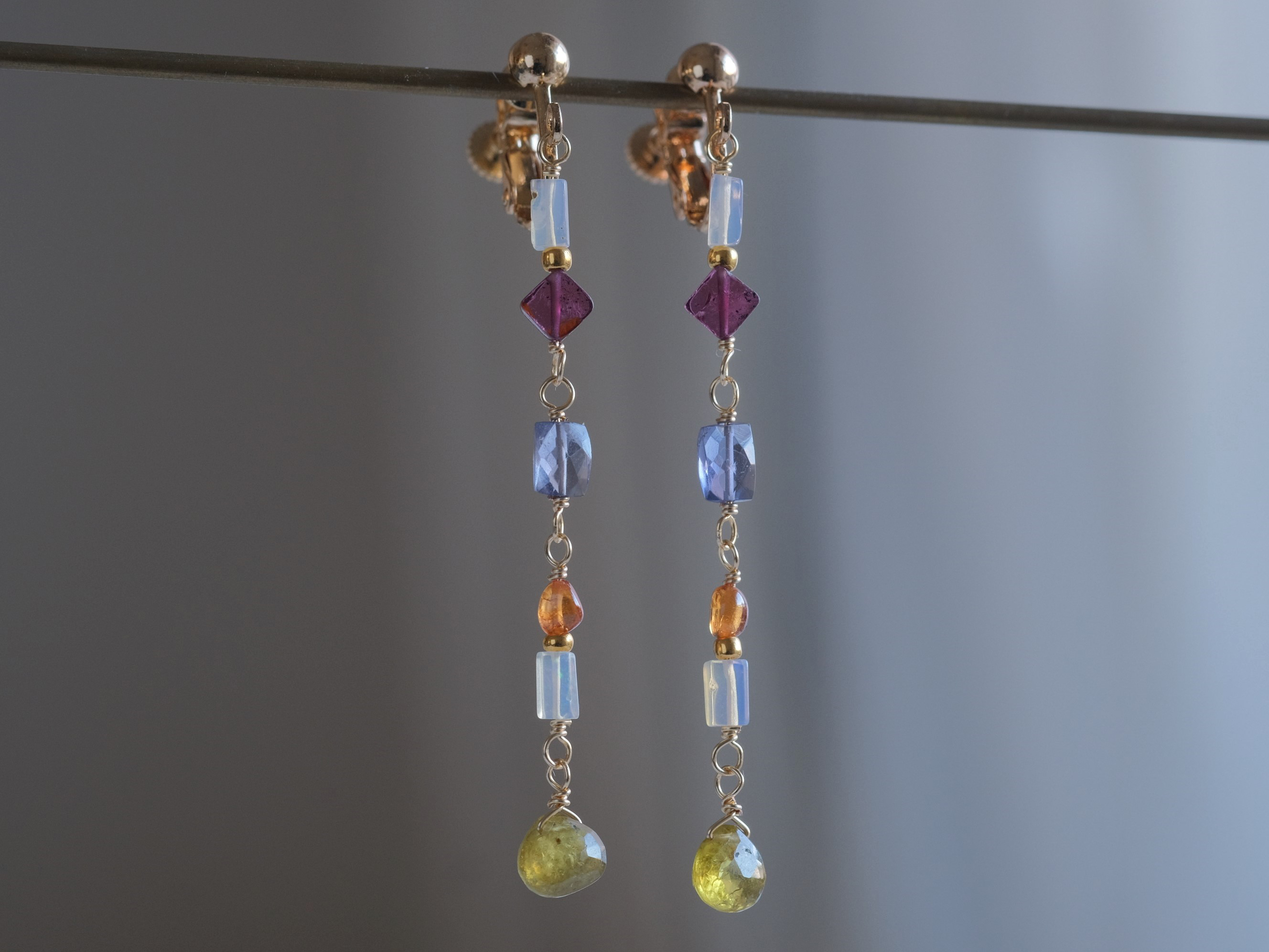 Árstíðabundin skemmtun earring：天然石ピアス・イヤリング 　オパール×ガーネット×アイオラ