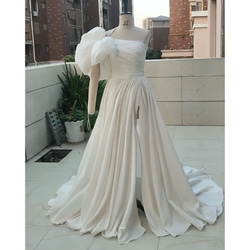 上質なウェディングドレス　オフホワイト　Aライン　フロントスリット　ワンスリーブ　サイズオーダー可能　実写　ワンショルダ 1枚目の画像