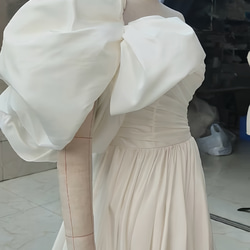 上質なウェディングドレス　オフホワイト　Aライン　フロントスリット　ワンスリーブ　サイズオーダー可能　実写　ワンショルダ 4枚目の画像